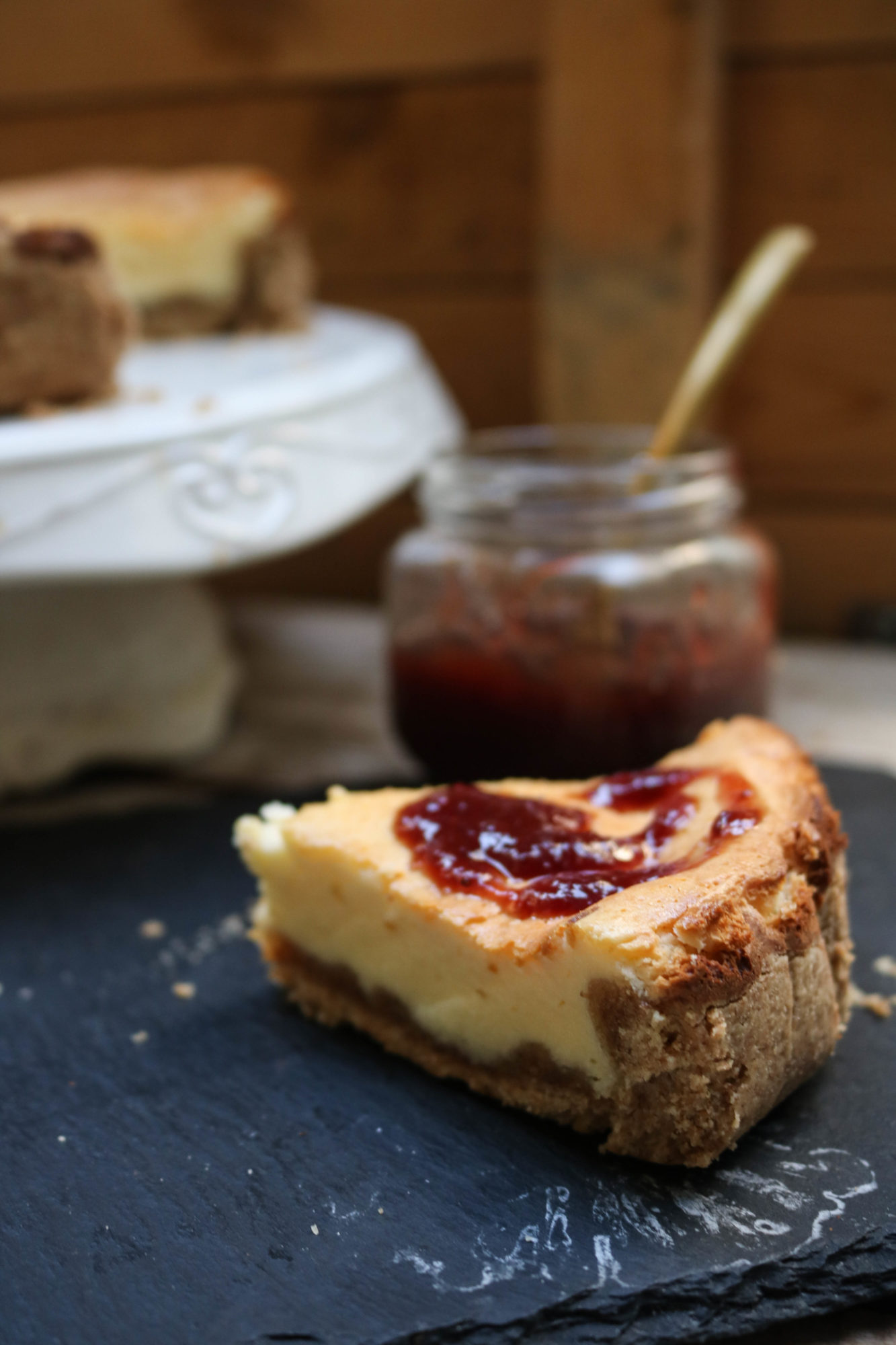 Garneer de kwarktaart met de zelfgemaakte jam en serveer koud