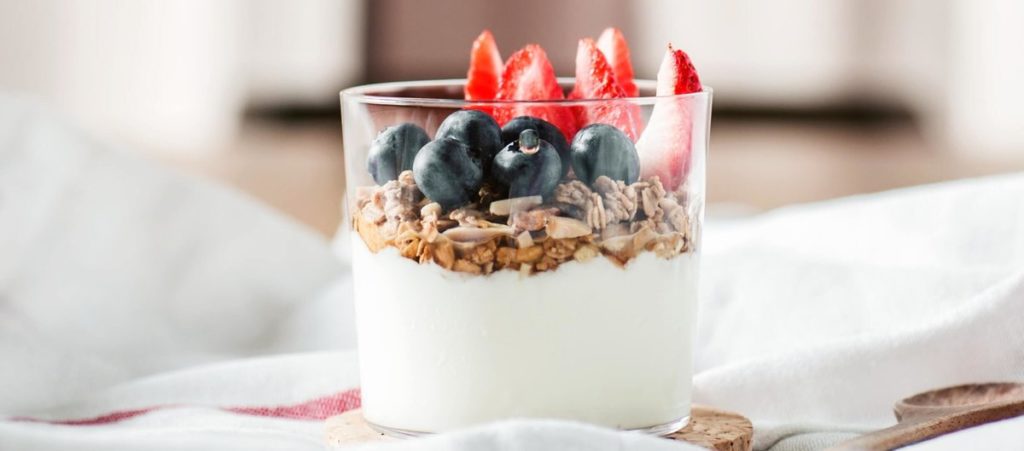 Lekkere snack met fruit bovenop