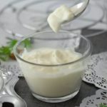 Gewone yoghurt in een kleine glazen kom