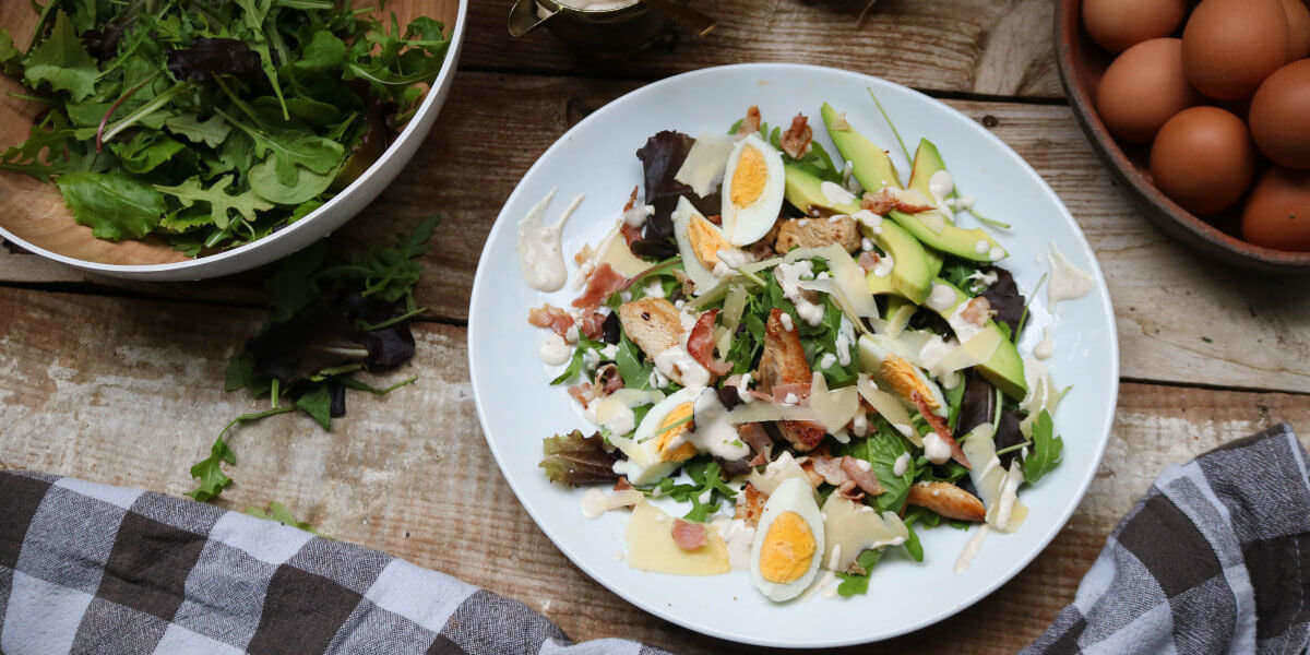 Caesar salad is een perfecte keto-maaltijd om ketose te bevorderen