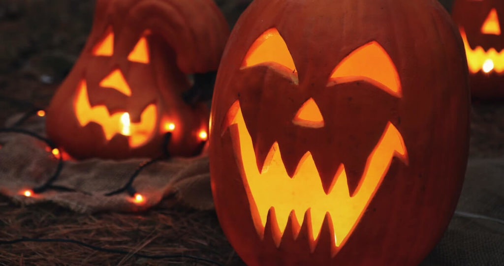 Halloween en pompoen snijden zijn leuke herfst activiteiten