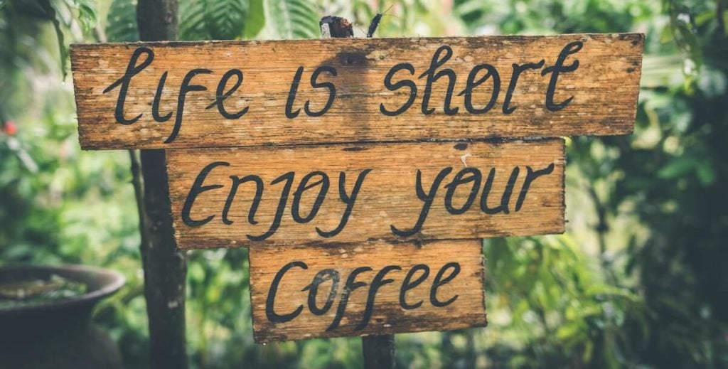 Het leven is kort, geniet van je koffie