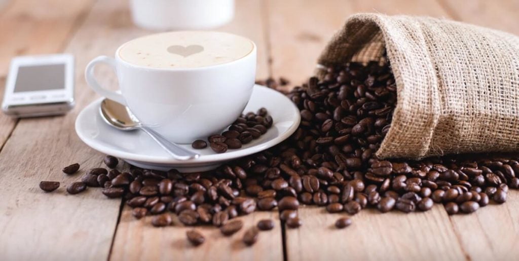 Koffiebonen en een kop koffie
