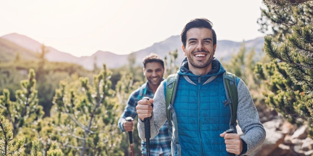 gelukkige mannen die foliumzuur nemen
